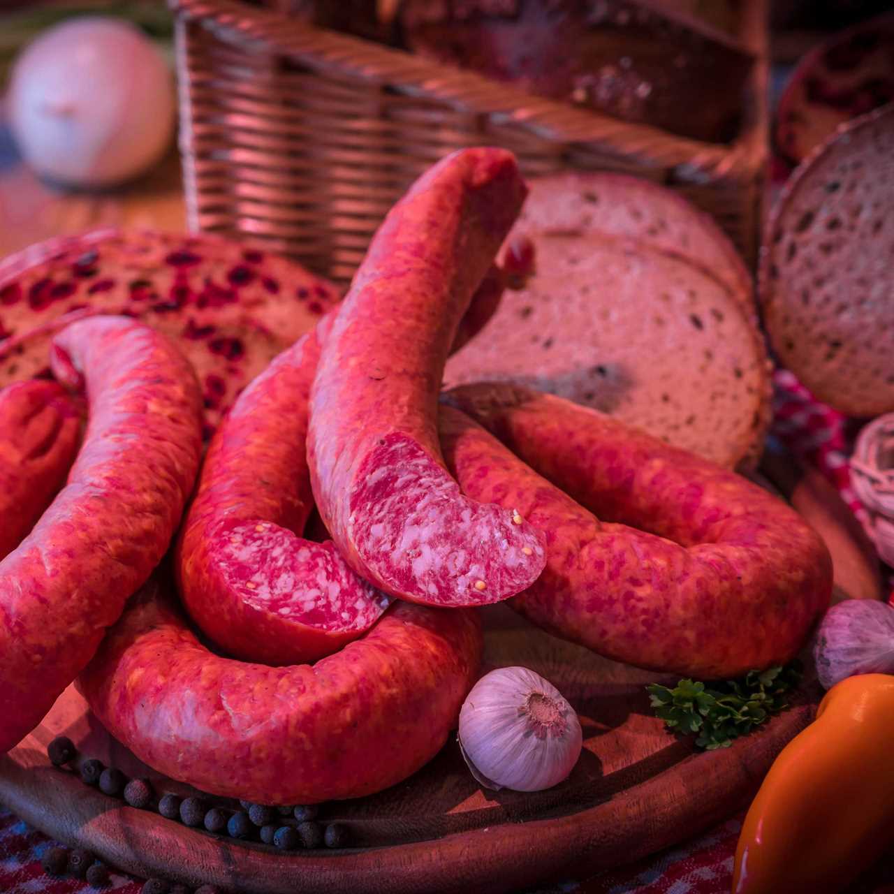 Mettwurst mit Kümmel und Senfkorn